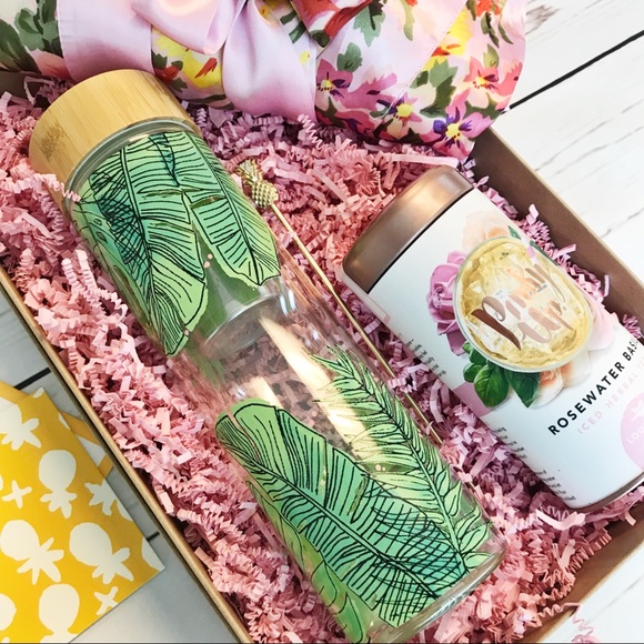 Pretty Bash Wanderlust Gift Box - Picture 4 of 5